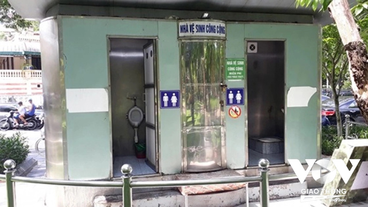 Vừa thiếu vừa lạc hậu đó là thực trạng về các nhà vệ sinh công cộng tại Hà Nội.