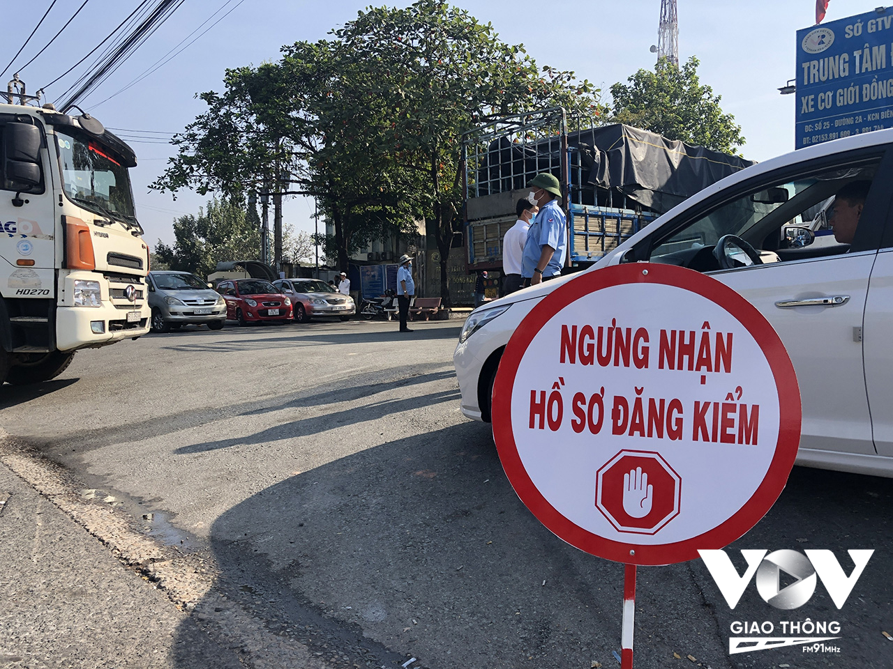 Trung tâm đăng kiểm ở Đồng Nai phải treo bảng ngừng nhận hồ sơ vì lượng phương tiện quá đông