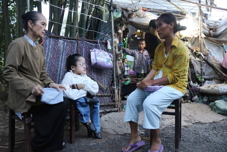 Thùy Trang trong một lần đi làm từ thiện - Ảnh: NVCC