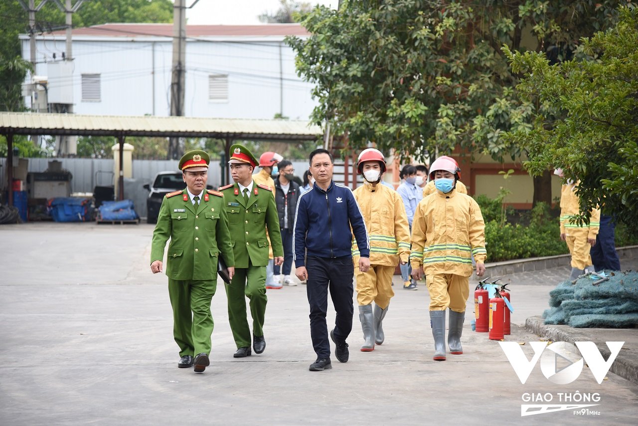 Đội cảnh sát PCCC&CNCH Công an huyện Mê Linh kiểm tra một số cơ sở sản xuất, kinh doanh trên địa bàn dịp cận Tết