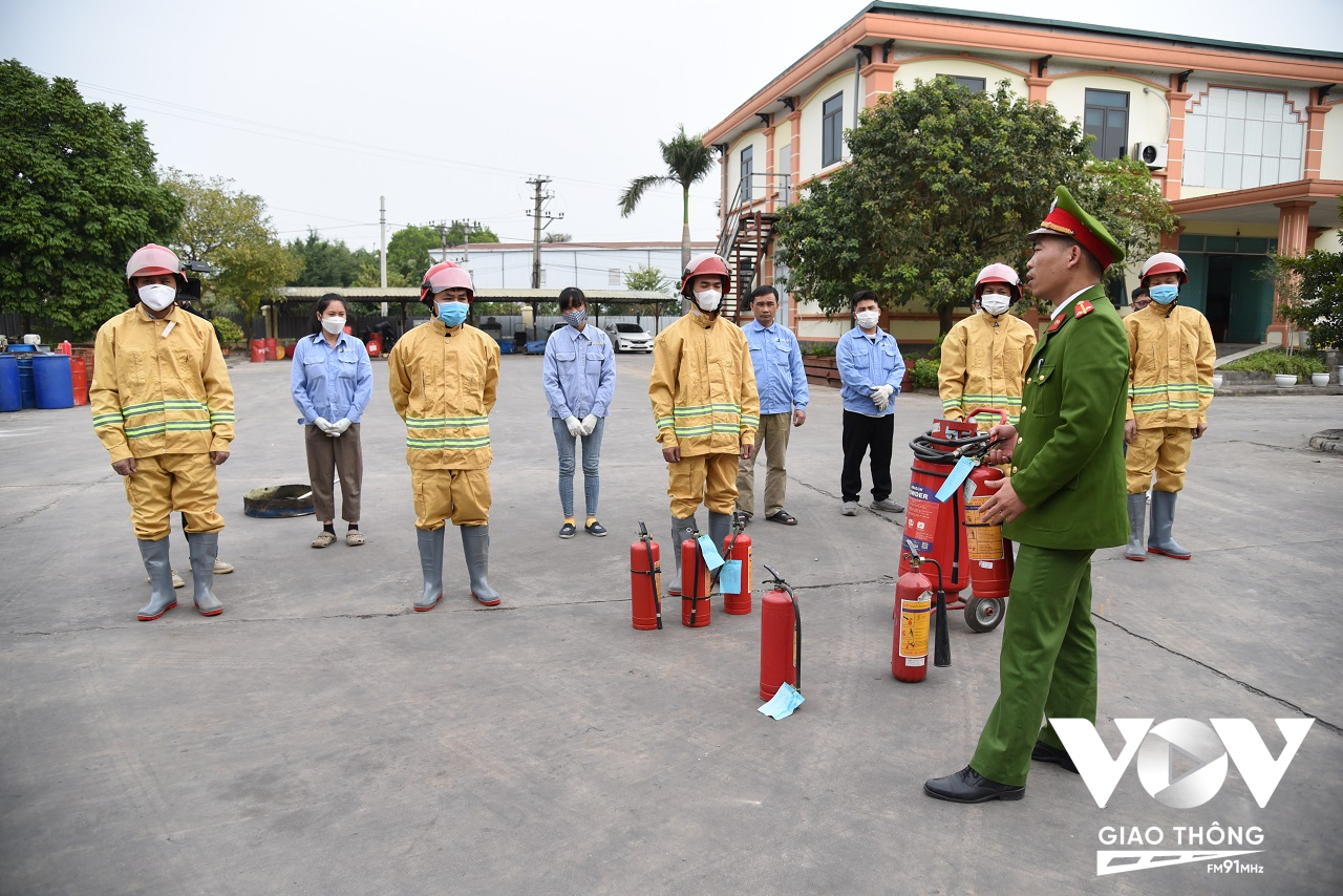 Trung úy Hoàng Văn Hồ tập huấn kỹ năng phòng chống cháy, nổ cho đội PCCC cơ sở Công ty Bao bì Hải Linh (Mê Linh)