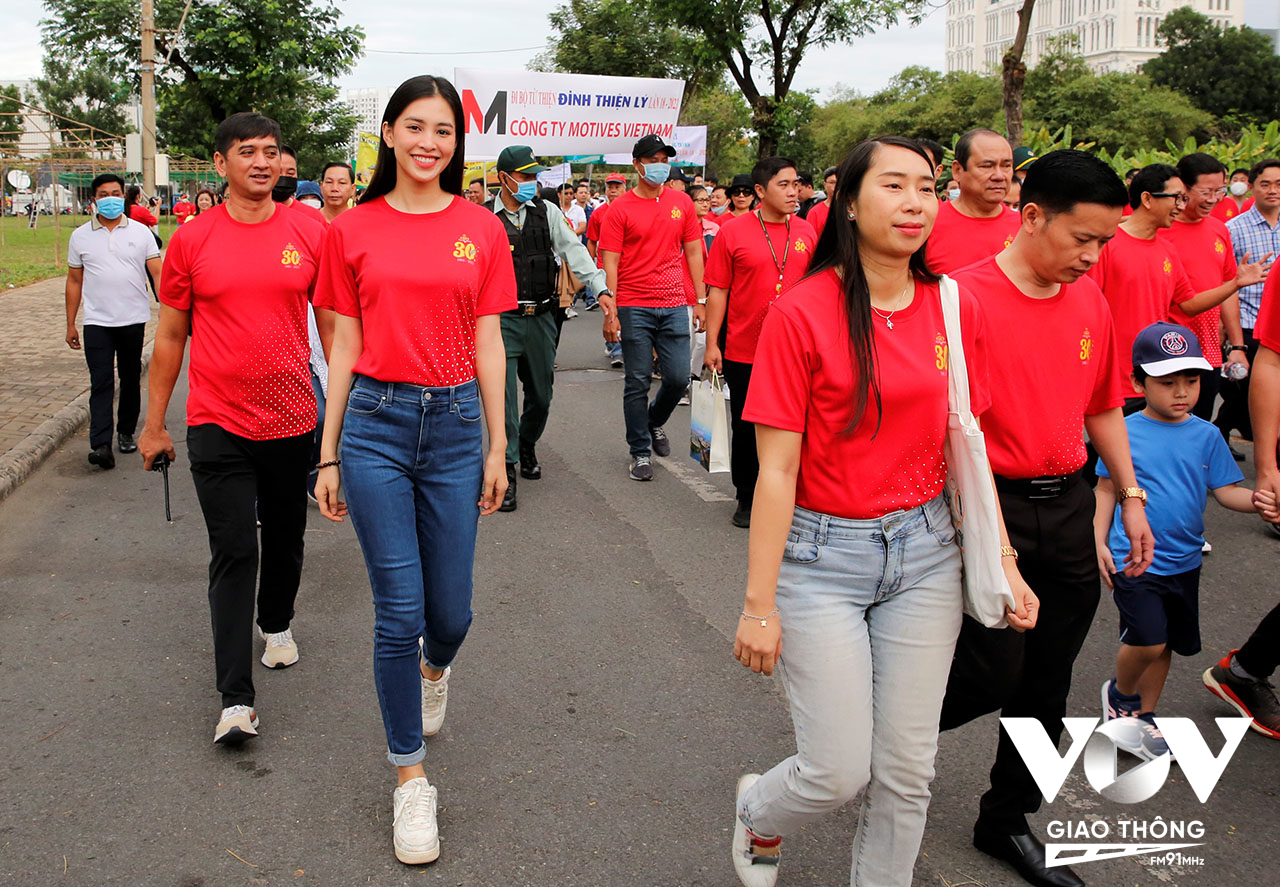 Hoa hậu Việt Nam 2018 Trần Tiểu Vy xuất phát đi bộ cùng với khoảng 5000 người
