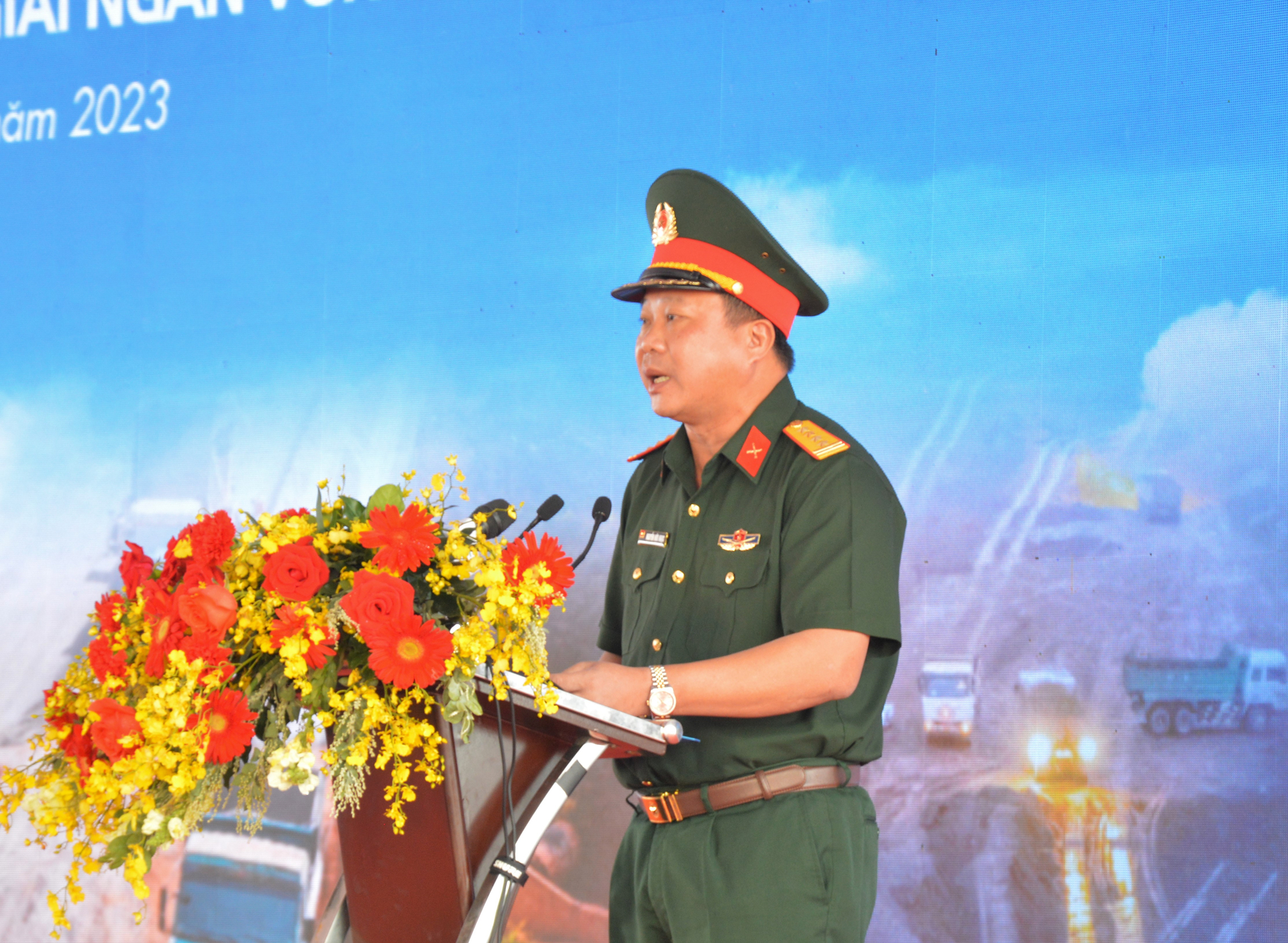 Đại tá Nguyễn Hữu Ngọc, Tư lệnh Binh đoàn 12, Tổng Giám đốc công ty xây dựng Trường Sơn khẳng định 'vượt nắng, thắng mưa' hoàn thành dự án đúng tiến độ.
