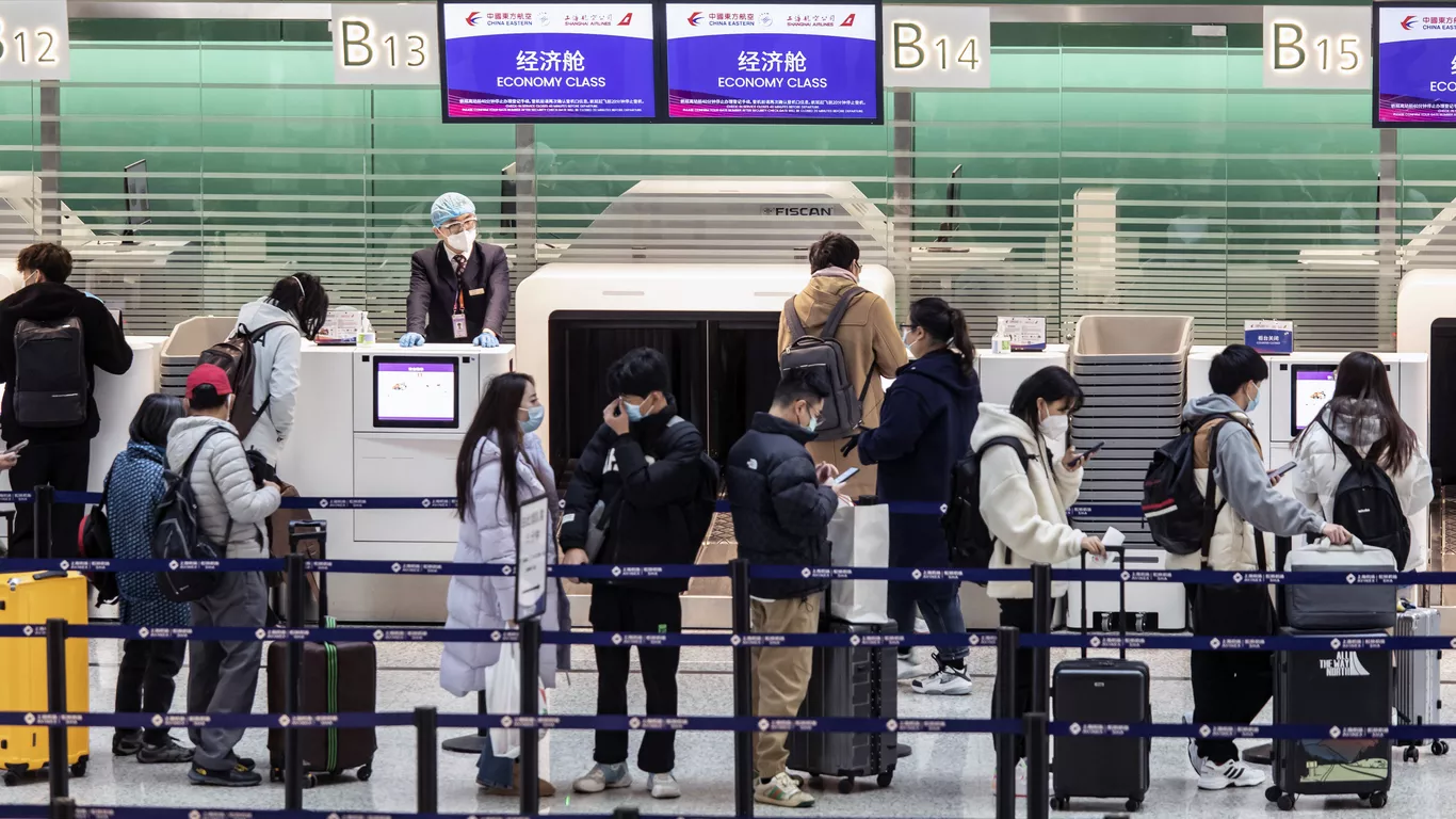 Người dân đổ xô đặt vé đi du lịch nhằm giải tỏa nỗi bí bách sau 2 năm bị hạn chế đi lại . Bloomberg via Getty Images
