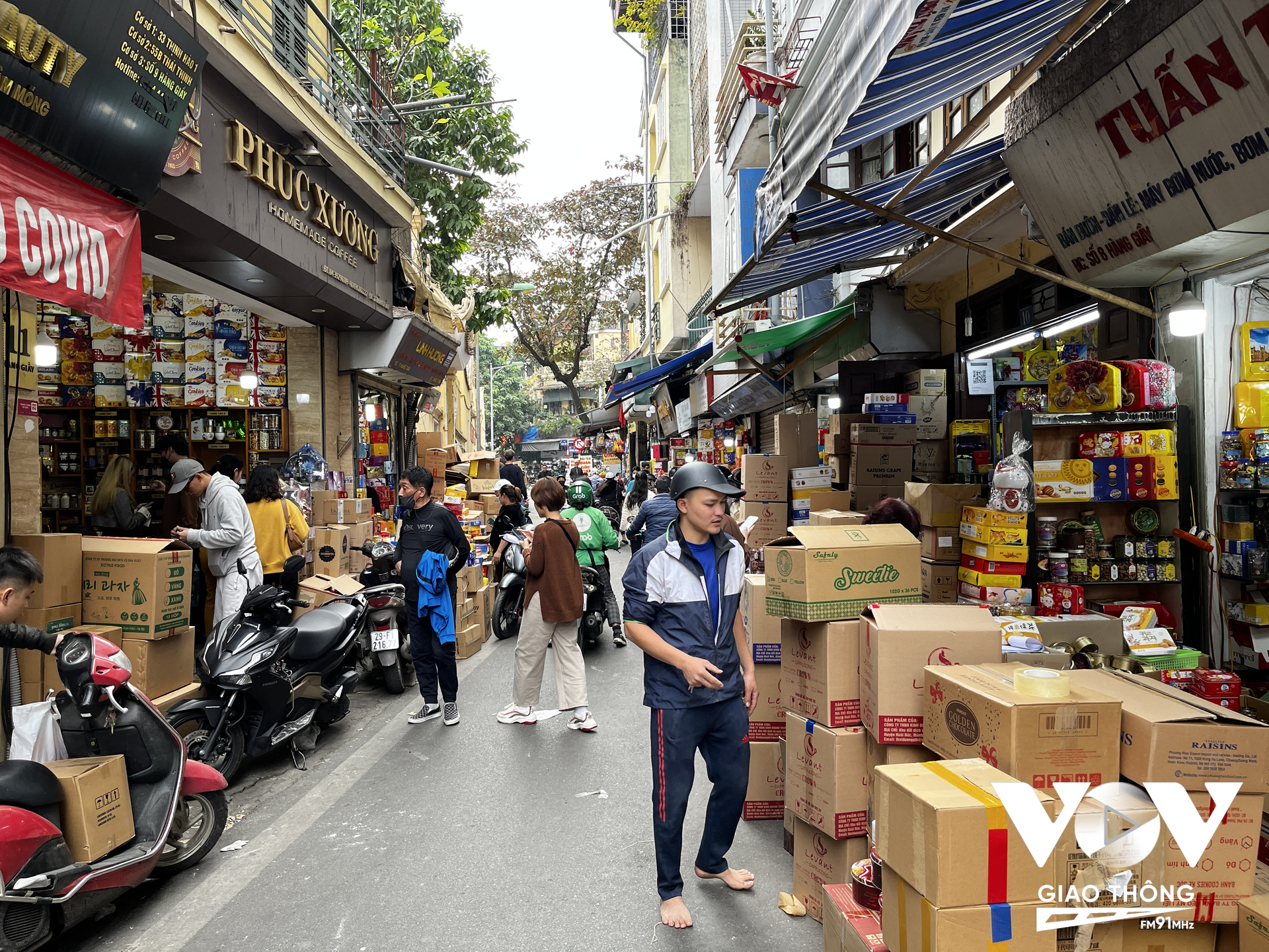 Nằm giữa trung tâm phố cổ, phố Hàng Giầy là một trong những con phố sầm uất nhất Thủ đô