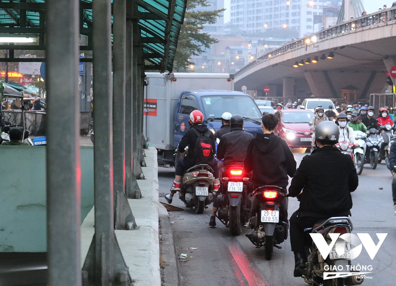 Trong khi lượng phương tiện rẽ phải từ đường Láng ra Nguyễn Trãi vẫn rất đông, hành vi quay đầu của một số bộ phận người dân khiến giao thông gặp đôi chút khó khăn