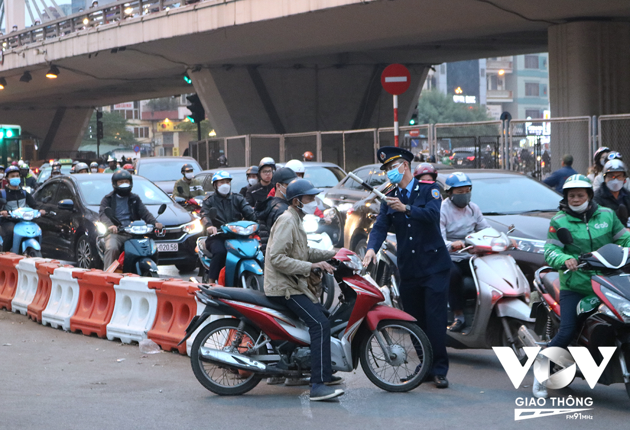 Nhiều người dân vẫn di chuyển theo thói quen, sang đường, gây hỗn loạn giao thông ở khu vực Ngã Tư Sở