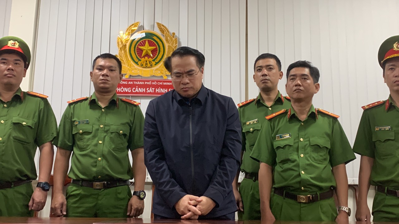 Cơ quan chức năng bắt ông Đặng Việt Hà, Cục trưởng Đăng kiểm Việt Nam. Ảnh: Công an TP HCM