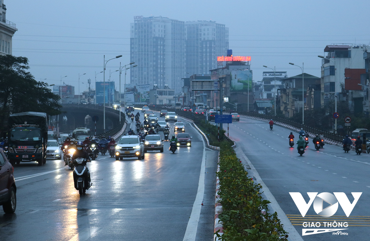 Thời điểm 7h15, lượng phương tiện từ cầu Vĩnh Tuy dồn về Ngã Tư Sở tăng nhanh.