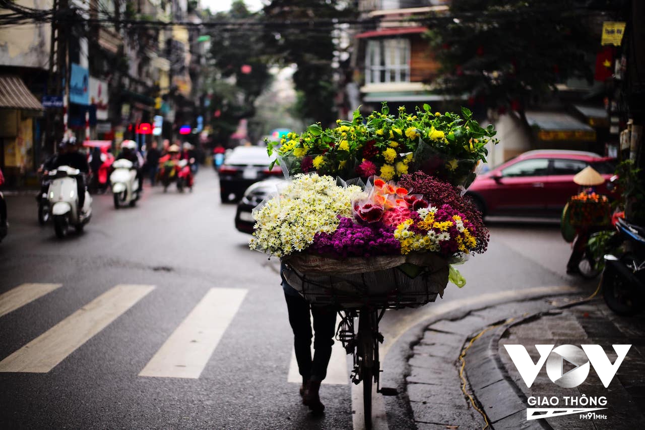 Đường phố trở nên đẹp đẽ hơn vào những ngày cuối năm, khi con phố nào cũng xuất hiện những gánh hàng hoa rực rỡ sắc xuân