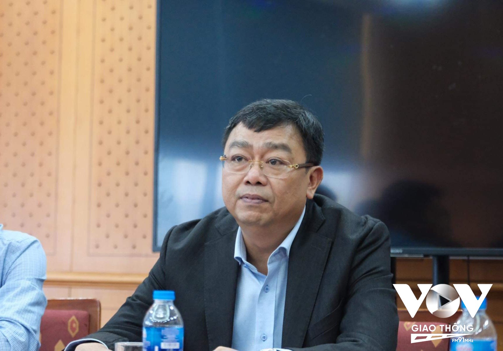 Ông Nguyễn Tô An, Phó cục trưởng Cục Đăng kiểm VN (ngồi giữa) cho biết, việc giải quyết nhu cầu đăng kiểm cho phương tiện trong thời điểm trước mắt là rất cấp thiết