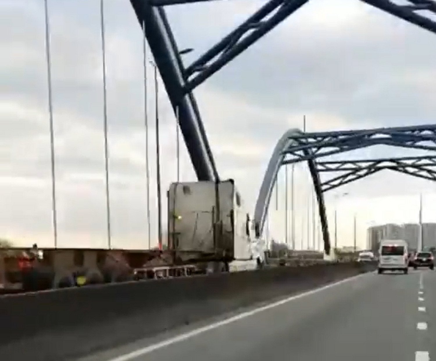 Tài xế điều khiển xe đầu kéo chạy ngược chiều trên cầu Phú Hữu gây nguy hiểm cho các phương tiện khác