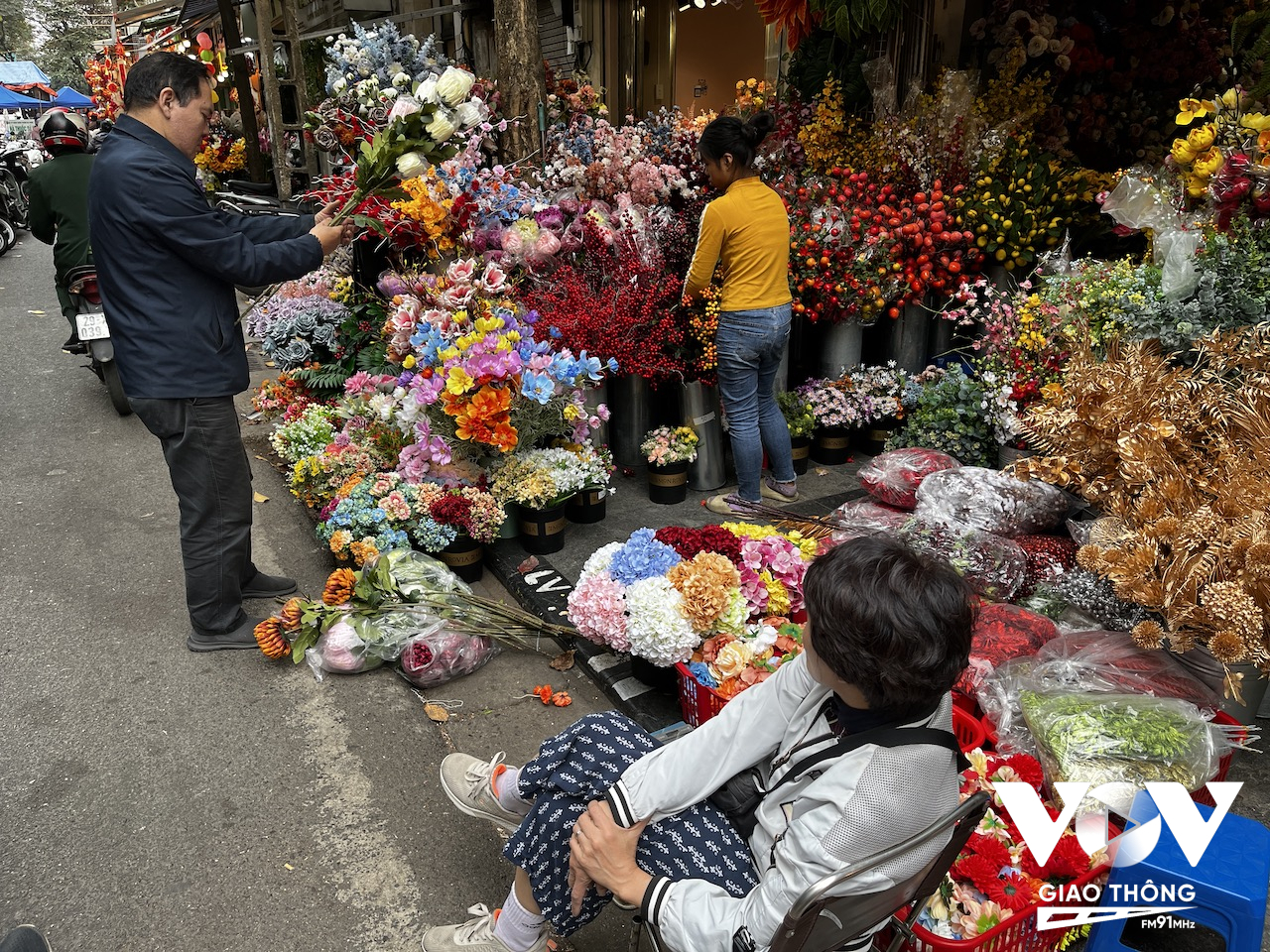 Nhưng mặt hàng hoa giả cũng được nhiều người ưa chuộng. Ở Hà Nội, có những nghệ nhân làm hoa giả với tay nghề cao, khiến những bông hoa giả trông như thật, và được nhiều người tìm mua do bày được lâu
