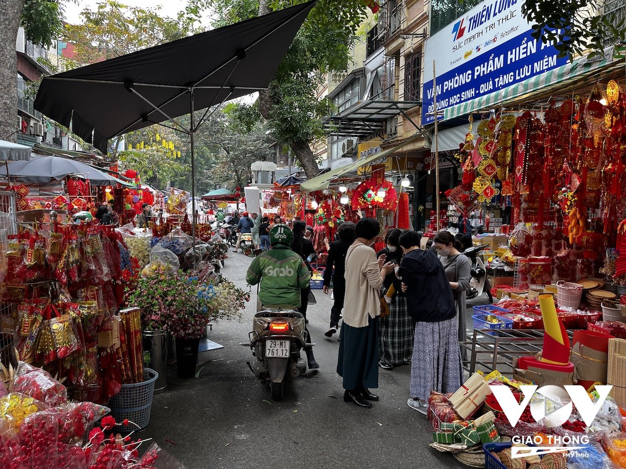 Số du khách nước ngoài đi qua chợ này thậm chí còn nhiều hơn người địa phương
