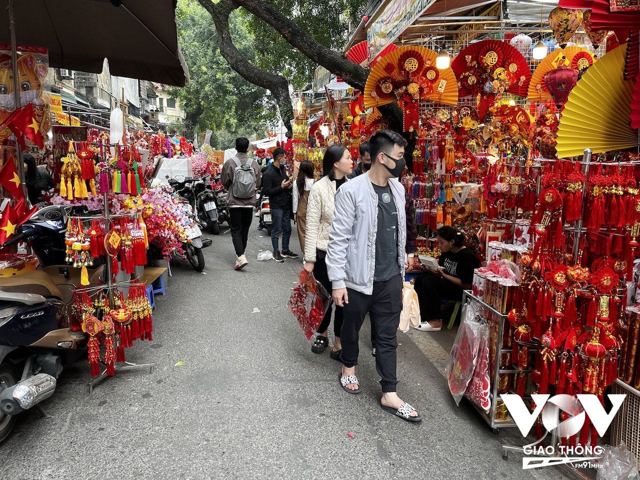 Hằng năm, khi chợ hoa mở cửa phục vụ khách đi du xuân, mua sắm đồ tết thường thu hút rất đông người dân Hà Nội tới đây