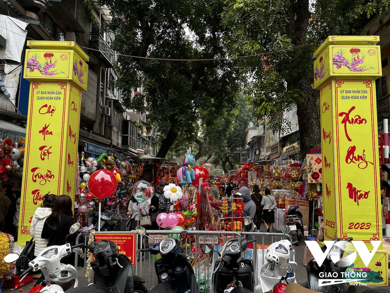 Chợ hoa truyền thống Hàng Lược có tuổi đời cả trăm năm, nằm trên phố Hàng Lược, kéo dài đến phố Hàng Mã...