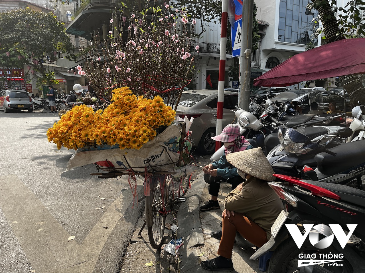 Những chị hàng hoa ngồi ở một góc ngã tư phố cổ