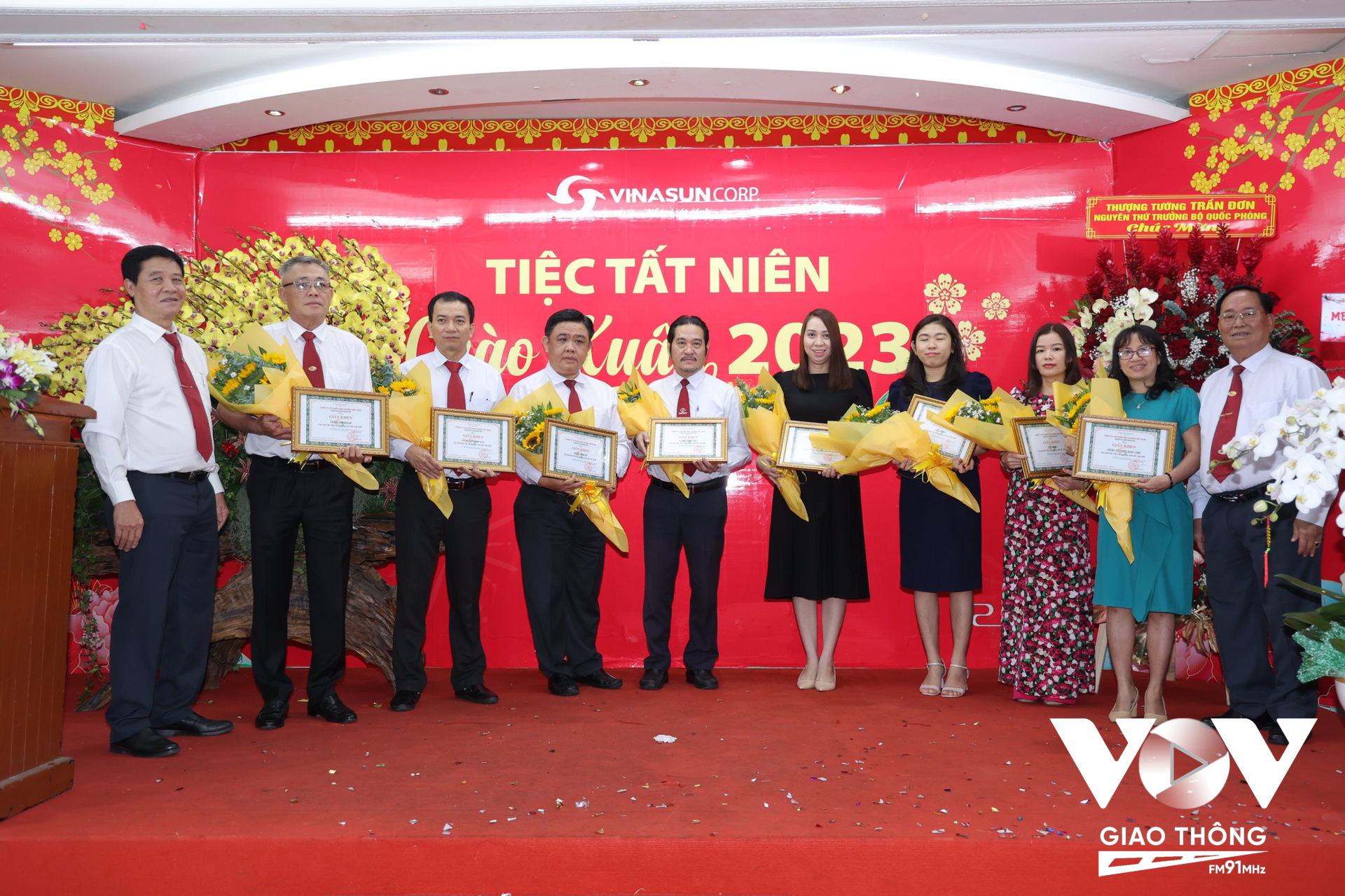Ban lãnh đạo Vinasun taxi tặng quà tri ân cho đại diện cán bộ, nhân viên, lái xe đang làm việc tại doanh nghiệp nhân dịp Tết Quý Mão 2023