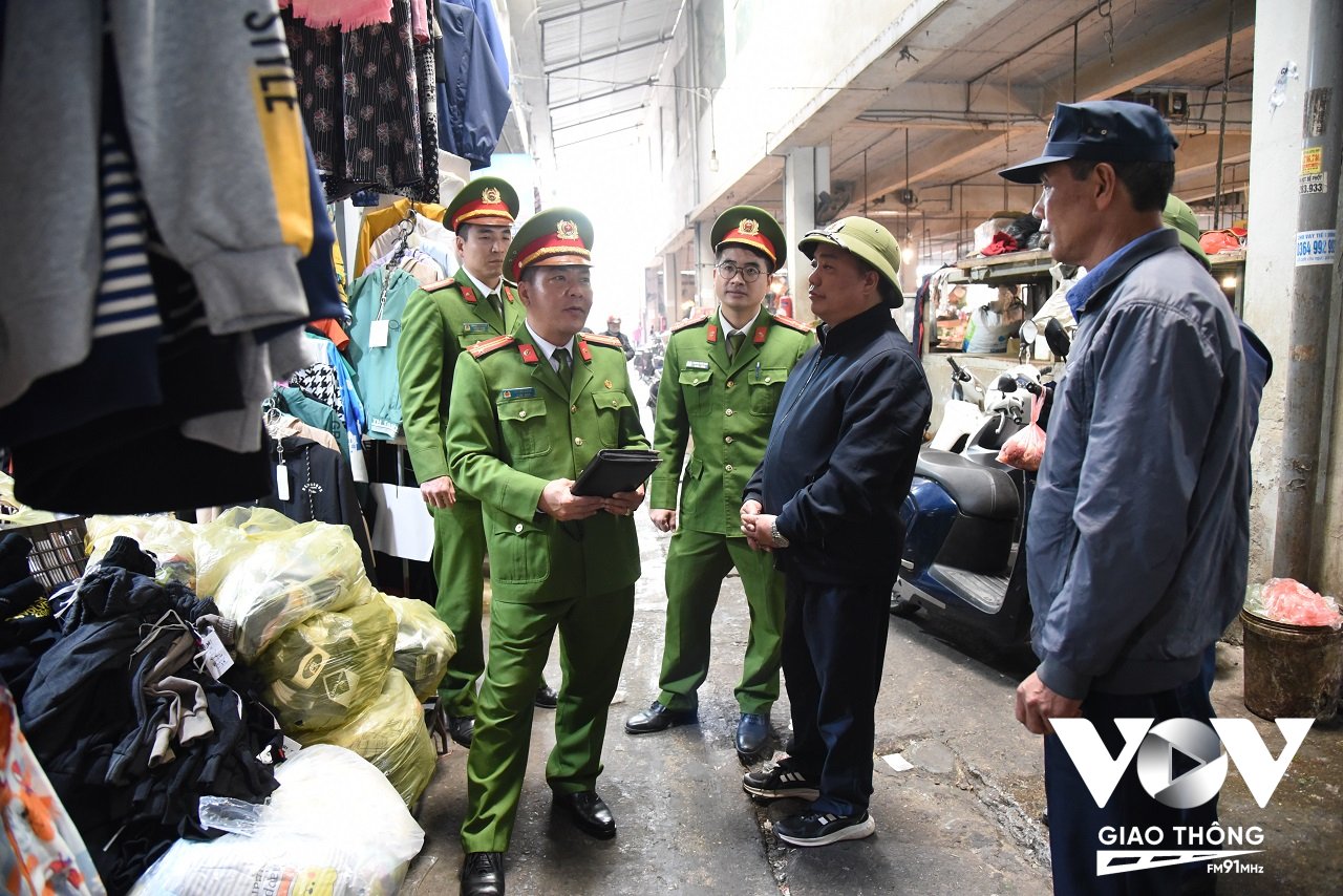 Đội PCCC&CNCH Công an huyện Gia Lâm kiểm tra công tác an toàn phòng cháy chữa cháy tại chợ, trung tâm thương mại