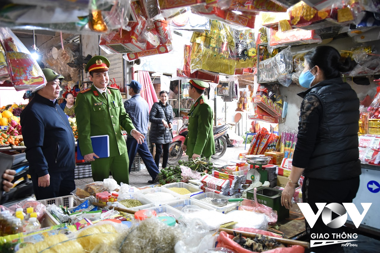 Tại các chợ dân sinh, các quầy hàng khô, quần áo và vàng mã thường tiềm ẩn những nguy cơ cháy nổ cao