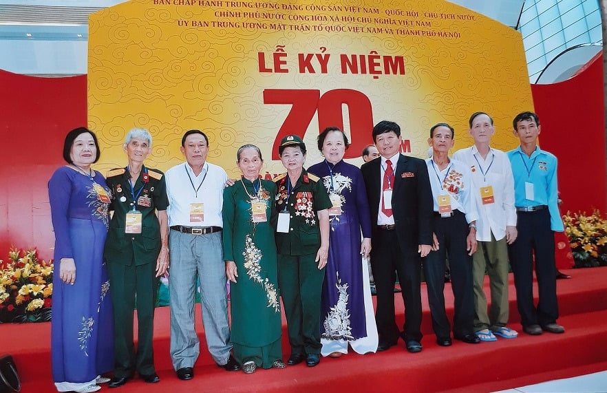 Ông Đoàn Văn Khanh (thứ hai từ bên phải) chụp ảnh lưu niệm cùng các đại biểu tại Lễ kỷ niệm 70 năm Ngày Thương binh, liệt sĩ (27/7/1947 – 27/7/2017)