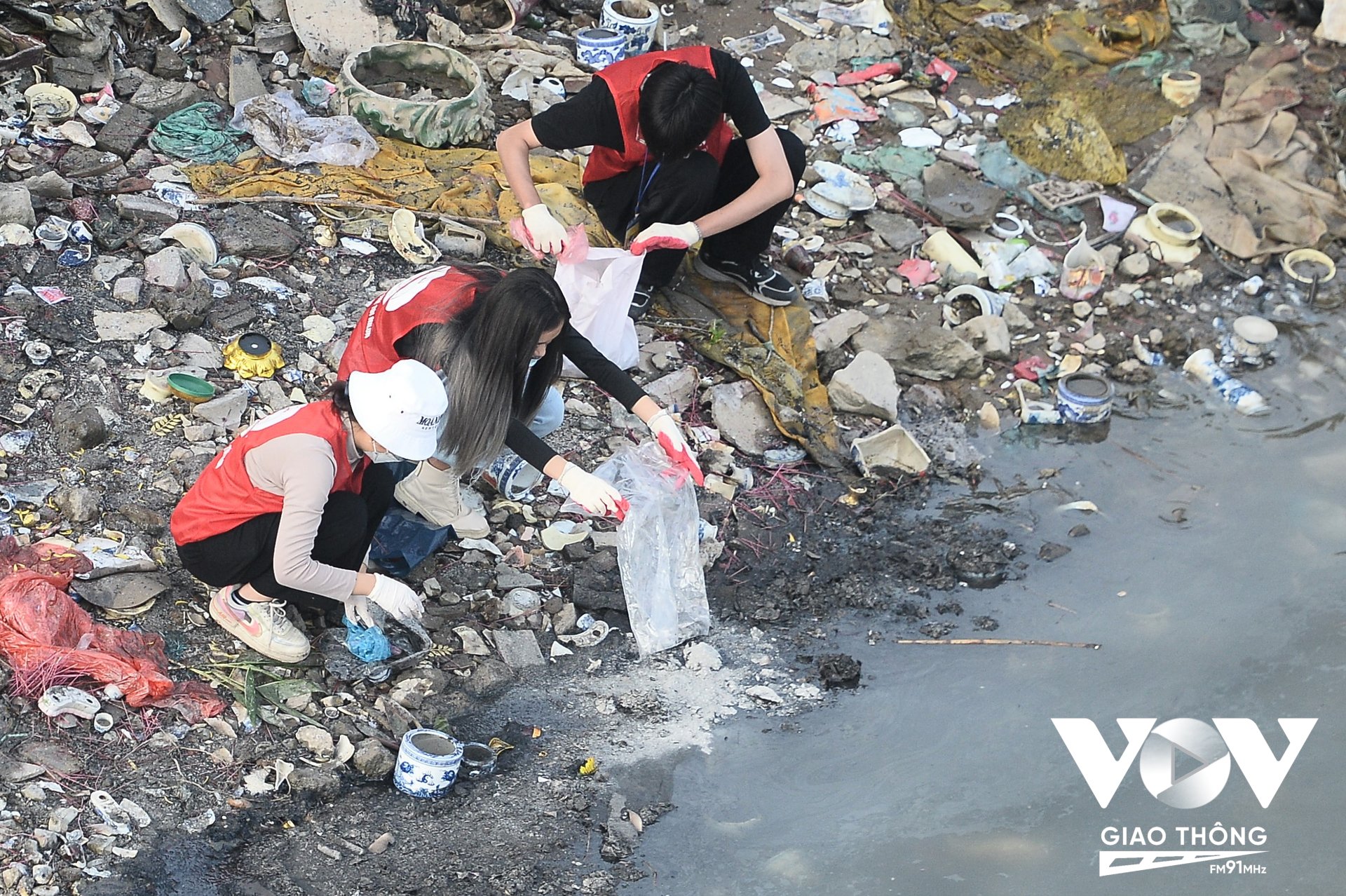 Không chỉ giúp người dân thả cá, nhóm Đường Táo Quân còn dọn dẹp túi nilon, bát hương, chân hương sau ở bờ khu vực chân cầu Long Biên.