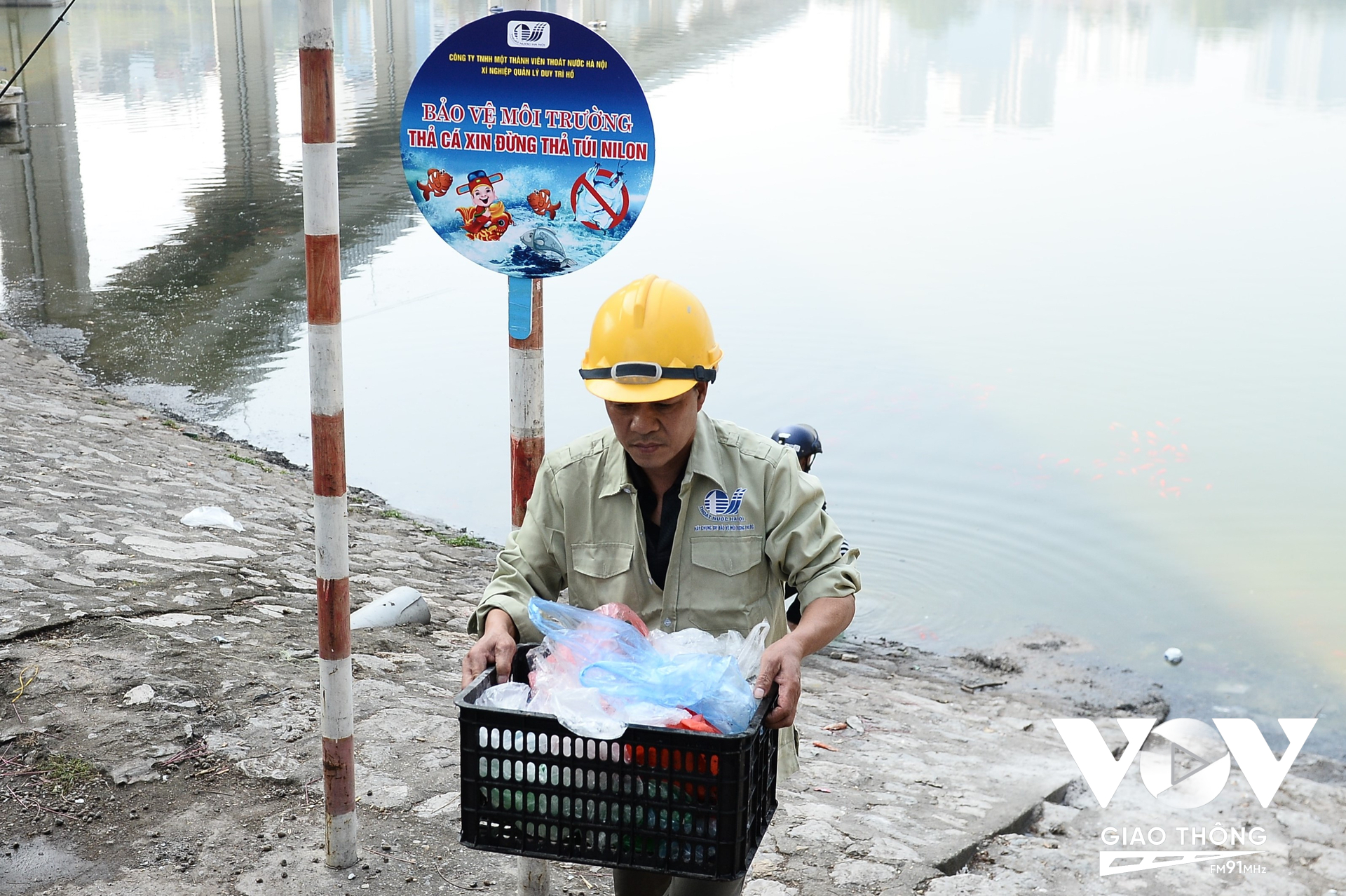 Ở tại khu vực hồ Hoàng Cầu, Công ty TNHH Một thành viên Thoát nước Hà Nội cũng bố trí công nhân để thu gom túi nilon của người nhân sau khi thả cá nhằm hạn chế tình trạng xả túi nilon xuống mặt hồ.