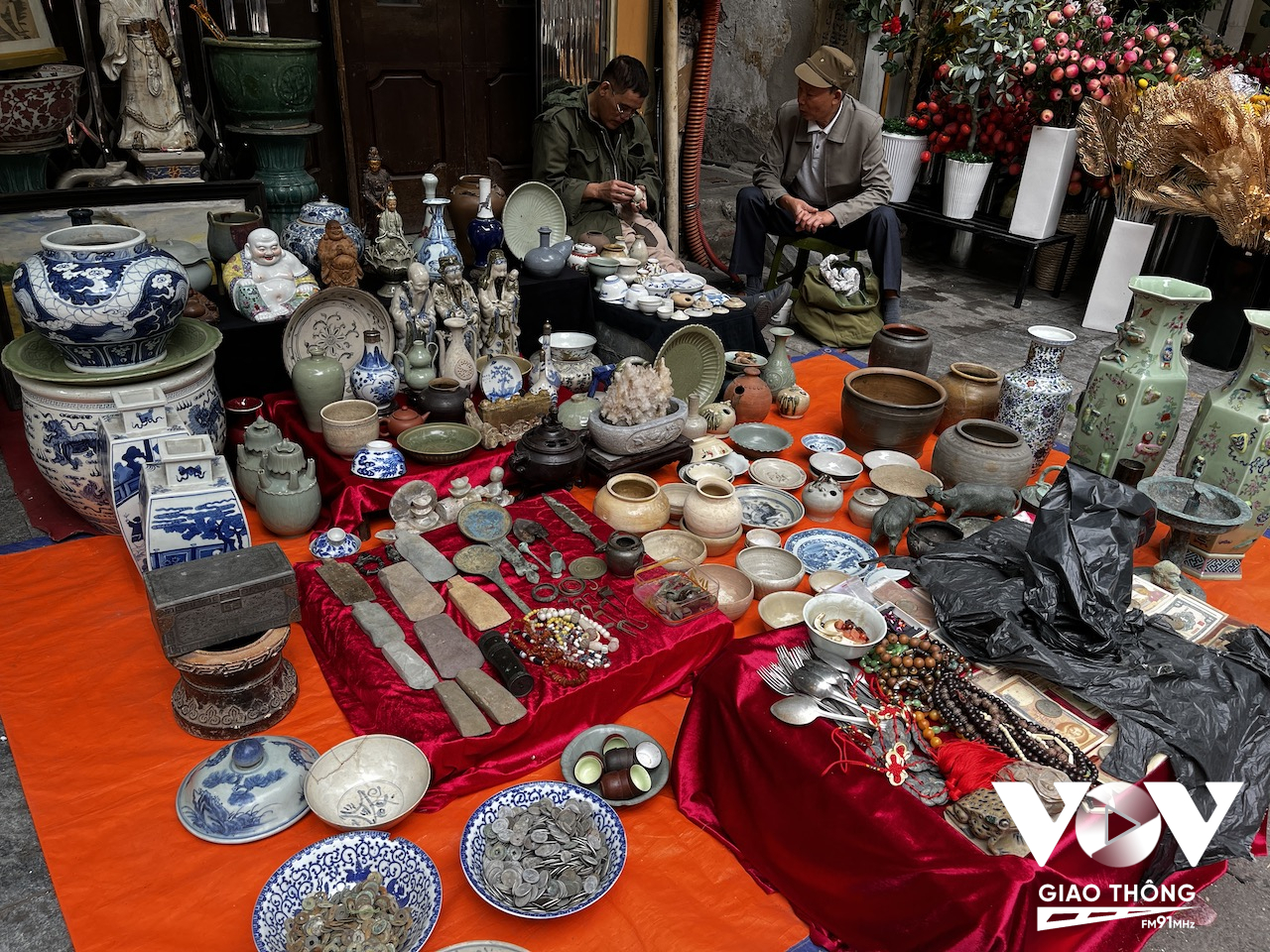 Chợ đồ cổ, đồ cũ họp cùng thời điểm với chợ hoa tết Hàng Lược
