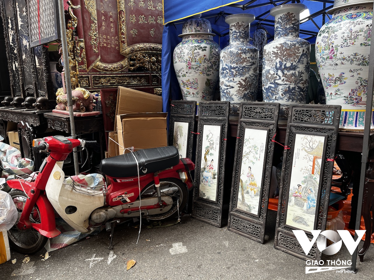 Một góc gian hàng bày bán những món đồ gắn bó với nhiều gia đình Hà Nội một thời