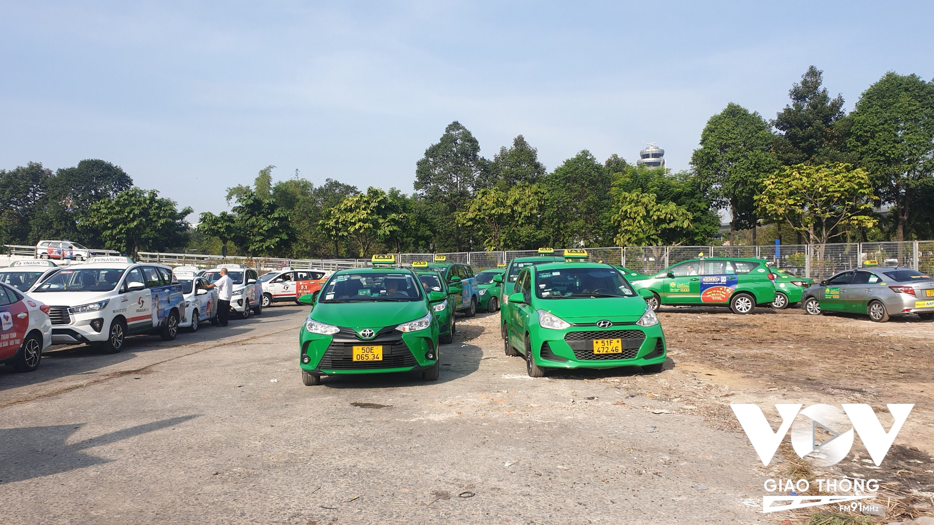 Với 100 chỗ đậu xe taxi, sẽ giúp cho hành khách được tiếp cận nhanh hơn khi đón xe taxi tại sân bay Tân Sơn Nhất.