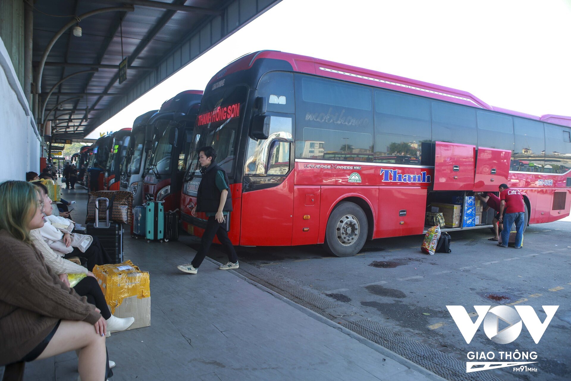 Theo chia sẻ của lái xe khách xe Thanh Hồng Sơn (chuyên tuyến Hà Nội – Nghệ An) cho hay, năm nay lượng khách chưa đông như các năm trước đó. Đến thời điểm gần xuất bến nhưng có xe vẫn chưa đủ khách, chúng tôi hi vọng những ngày sát Tết khách sẽ tăng lên.