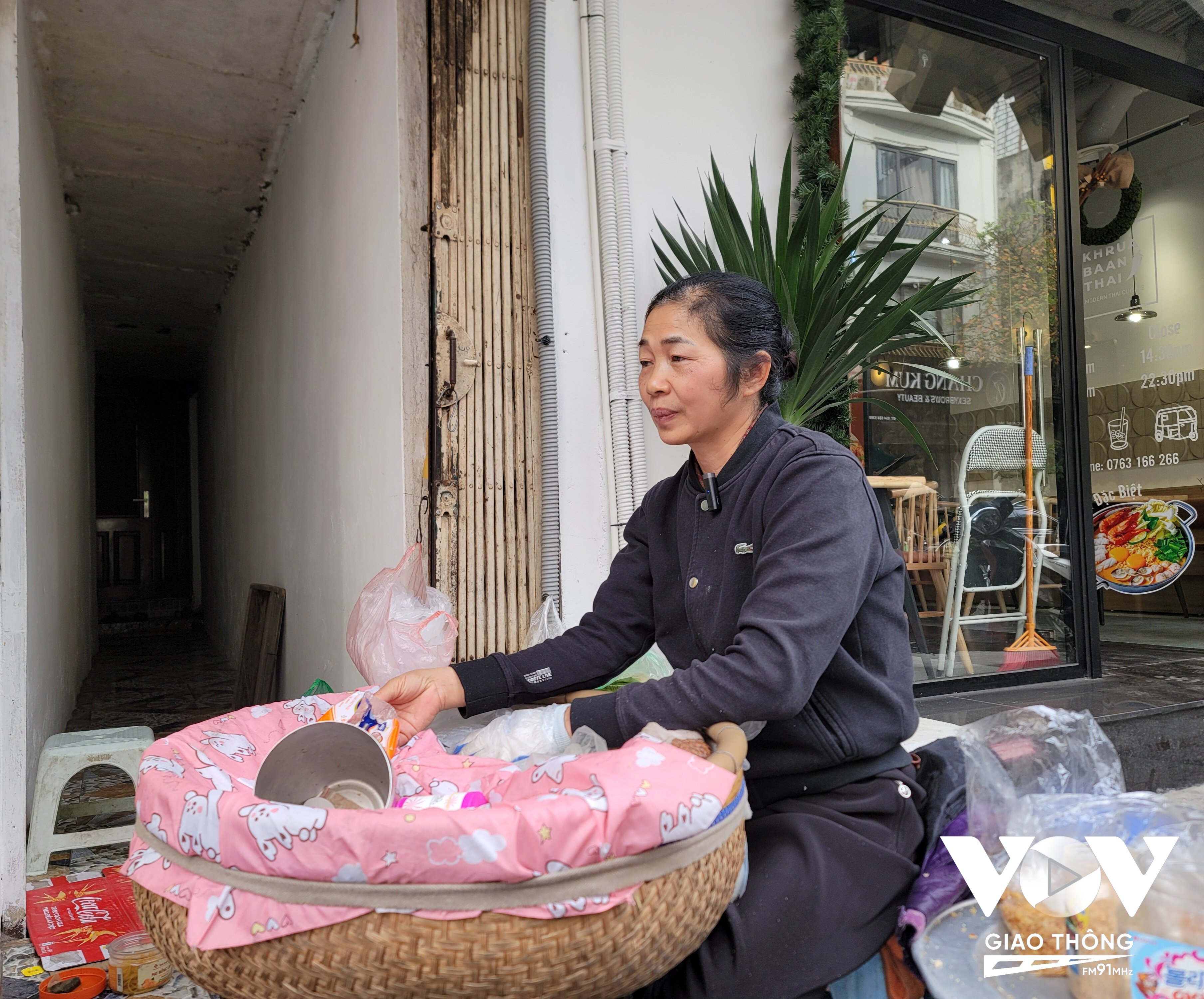 Nghệ nhân Nguyễn Thị Tuyến bán hàng tại con ngõ nhỏ trên phố Bát Đàn