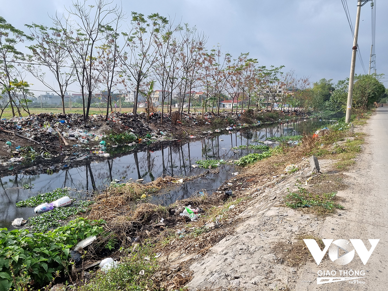 Nước thải đen kịt, rác tràn lan trên bờ là hình ảnh tại đường Bờ Sông, xã Bích Hòa, huyện Thanh Oai, Hà Nội