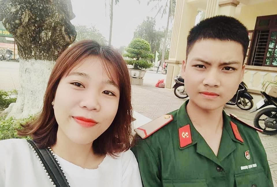Tân binh Đinh Ngọc Quang cùng người thân khi lên đường nhập ngũ - Ảnh nhân vật cung cấp