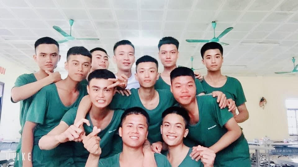 Các chàng lính trẻ cùng tiểu đội trưởng Đinh Ngọc Quang
