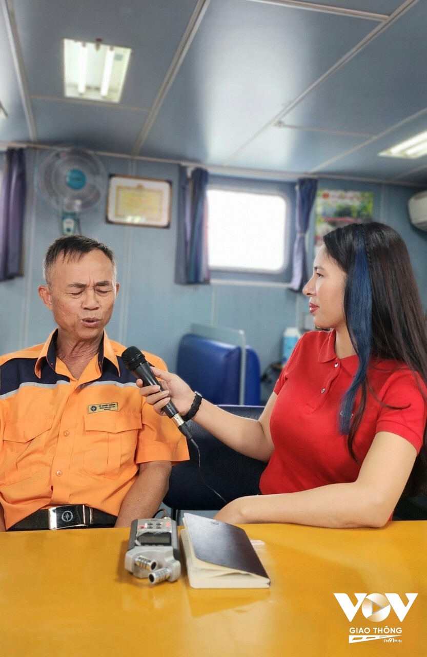 Nhân viên cứu nạn Võ Quyết Thắng trao đổi với phóng viên VOV Giao thông