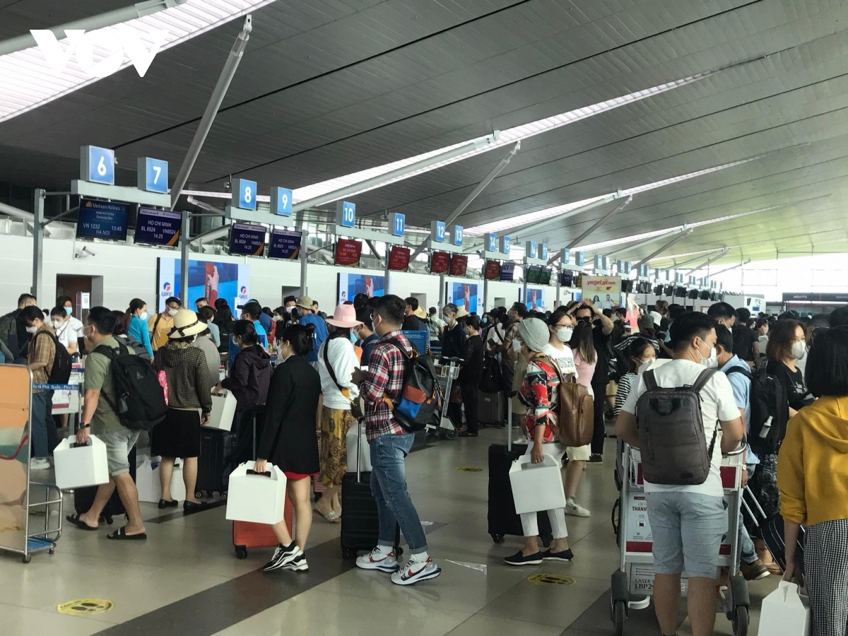 Dự báo, Tân Sơn Nhất sẽ khai thác gần 27.000 chuyến bay, với sản lượng hành khách vào khoảng hơn 3,85 triệu lượt. Ảnh: VOV