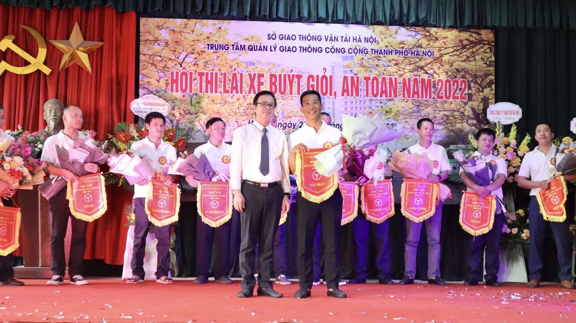 Tài xế Đỗ Thanh Tân tại khu deport của Vinbus giành giải nhất Hội thi lái xe giỏi an toàn của Hà Nội. Ảnh: Vinbus.vn