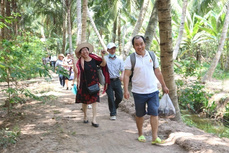 Anh Võ Văn Phong trong một lần dẫn du khách thăm quan - Ảnh infonet.vietnamnet