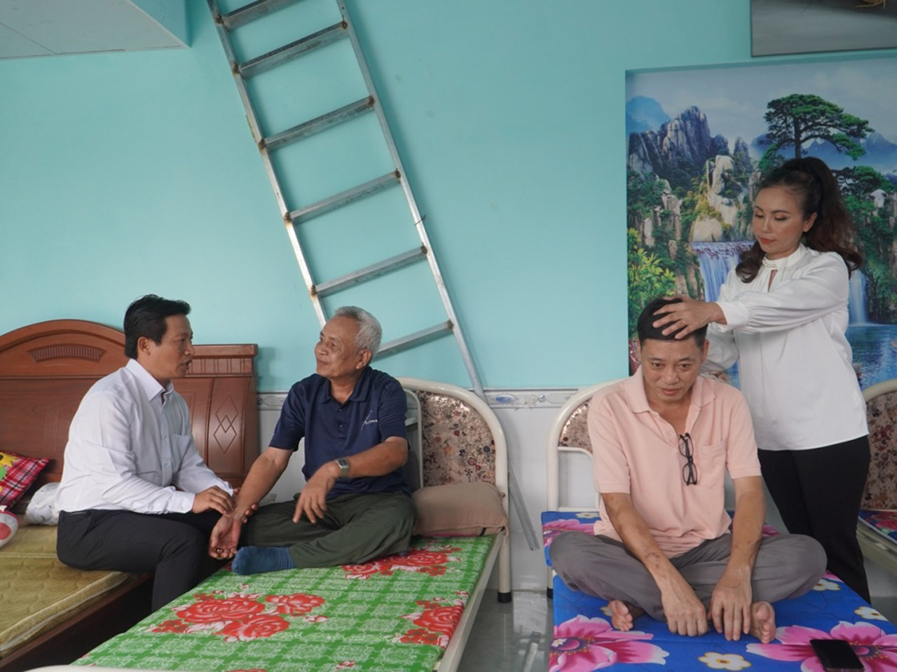 Vợ chồng bác sĩ Lê Thanh Nga (áo trắng) ghé nhà lưu trú thăm khám cho bệnh nhân - Ảnh vnexpress