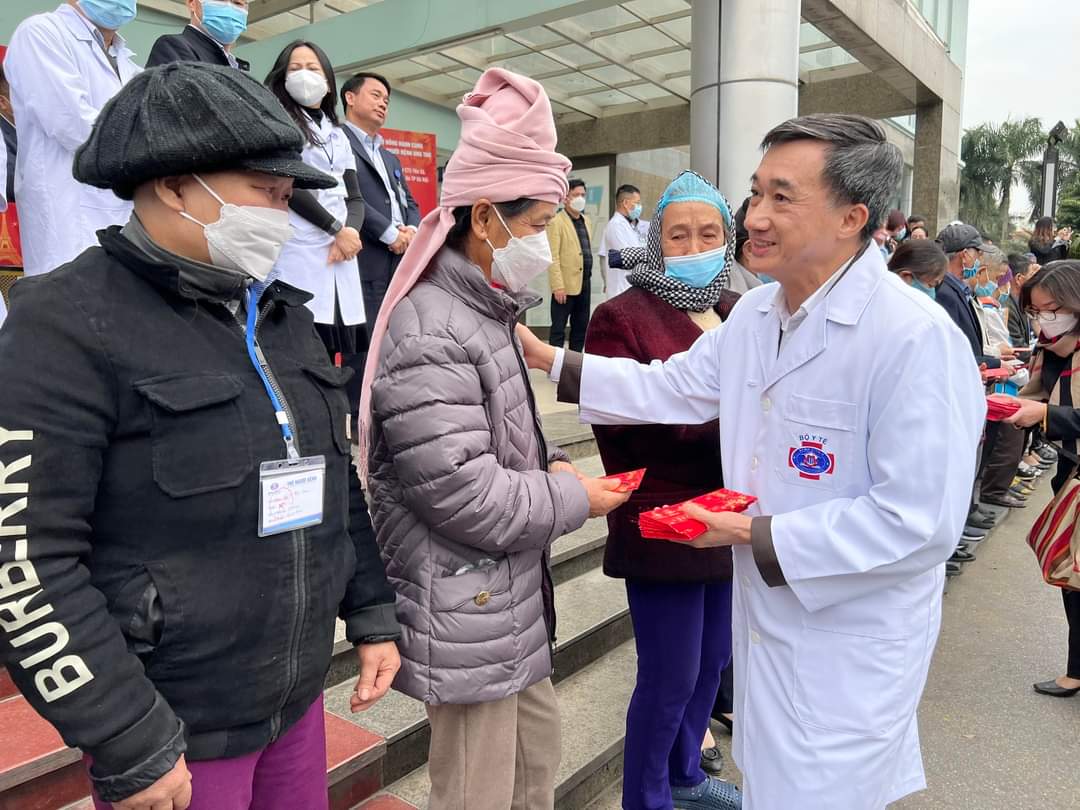 Thứ trưởng Y tế Trần Văn Thuấn chúc sức khỏe, chúc mừng năm mới các bệnh nhân chuẩn bị lên đường về quê trên những chuyến xe miễn phí