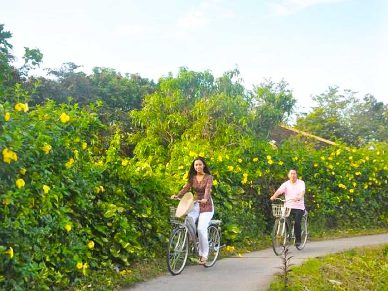 Đạp xe dạo quanh làng nhà cổ Cái Bè - Ảnh nucuoimekong