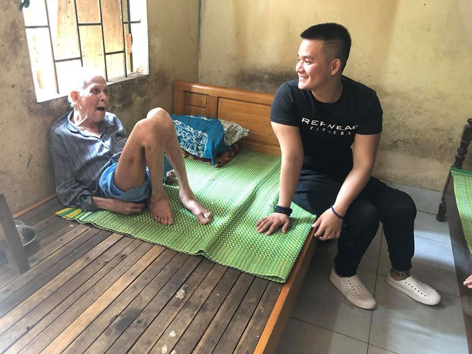 Anh Lưu chăm sóc cụ già neo đơn ở Vĩnh Phúc