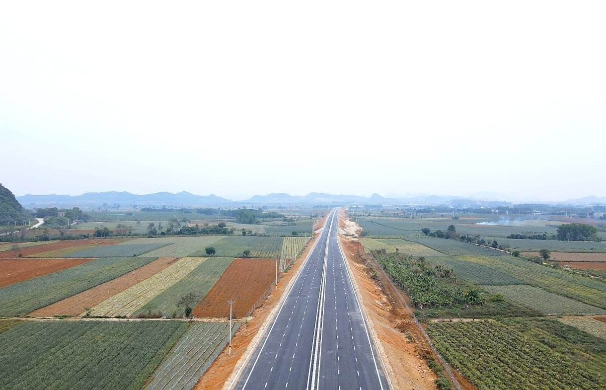 Đoạn tuyến cao tốc Mai Sơn - QL45 sắp hoàn thành, có thể lưu thông tạm trong dịp cao điểm Tết nếu QL1 đoạn Tam Điệp - xã Bỉm Sơn bị ùn tắc. Ảnh: vietnamnet