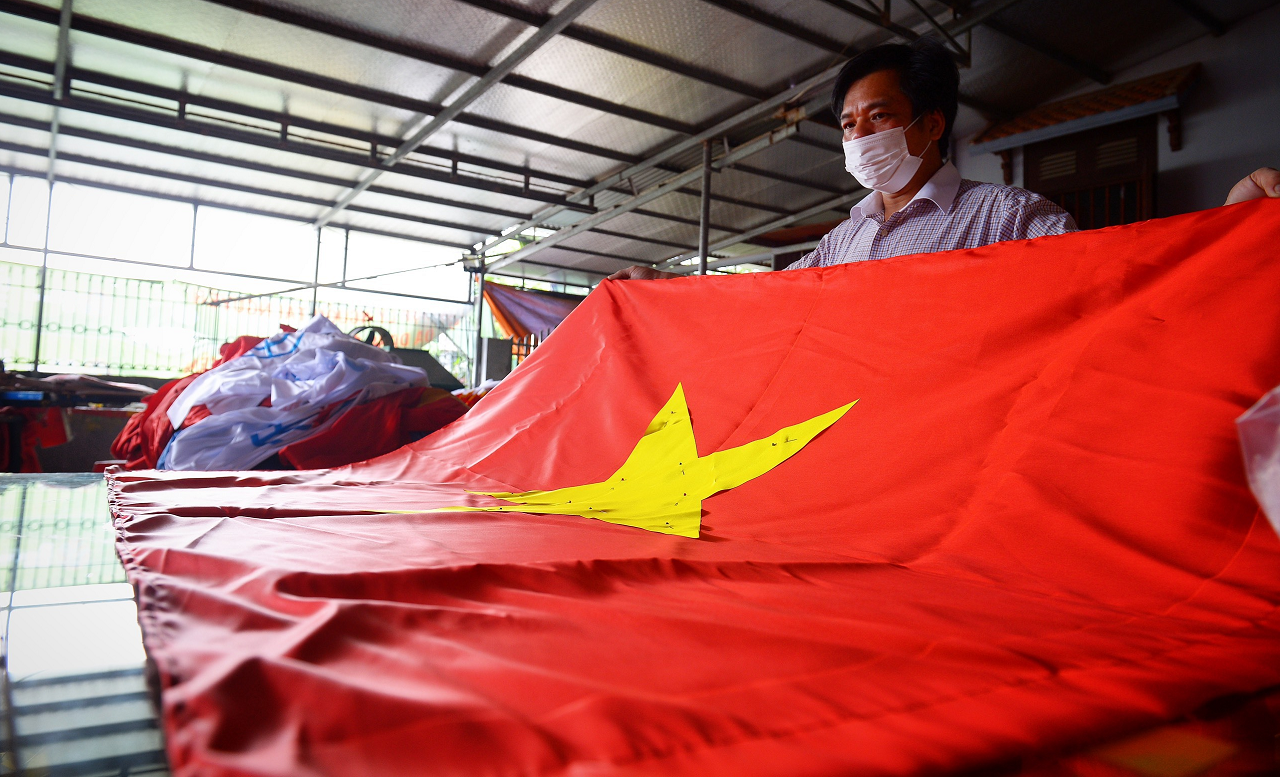 Vợ chồng anh Nguyễn Văn Phục được biết đến như một trong những cơ sở may cờ Tổ quốc nổi tiếng Thủ đô (Ảnh: VTCNews)