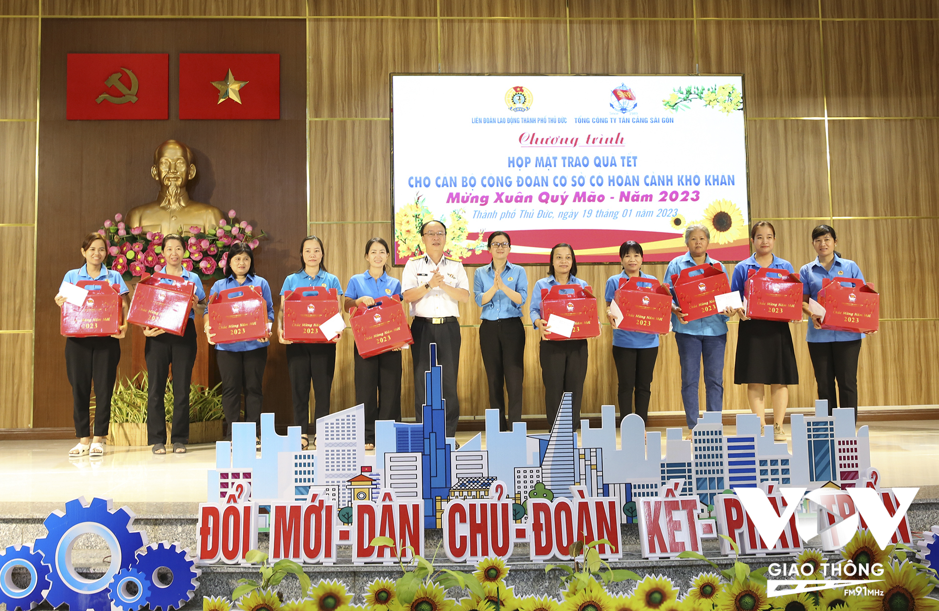Đại diện TCT Tân Cảng Sài Gòn và Liên đoàn Lao động TP. Thủ Đức trao quà cho các cán bộ công đoàn có hoàn cảnh khó khăn