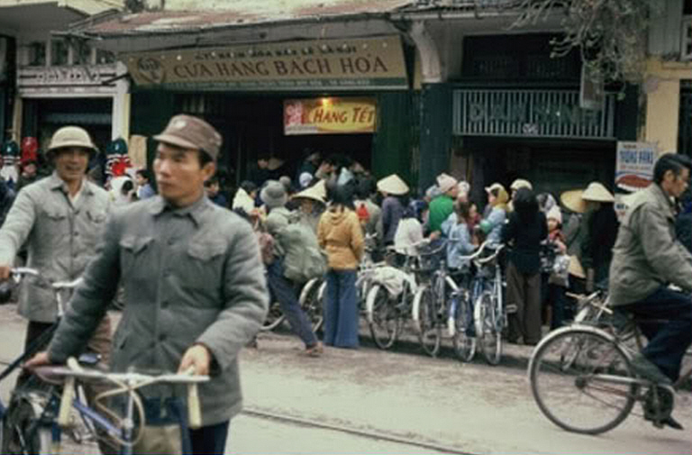 Một điểm bán hàng Tết năm 1973 tại Hà Nội (Ảnh: Tạp chí Công thương)