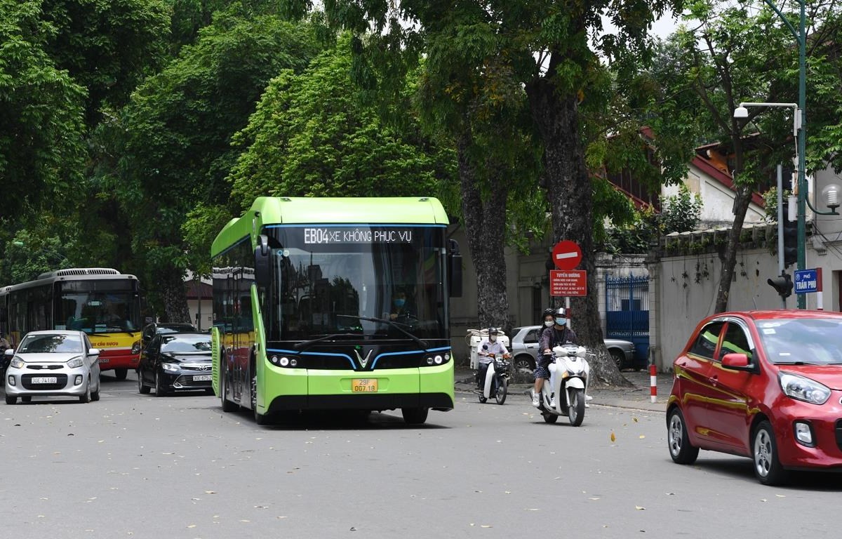 Công ty TNHH Dịch vụ vận tải sinh thái VinBus đã đưa 9 tuyến buýt điện vào khai thác, được đông đảo nhân dân Thủ đô đánh giá cao về chất lượng dịch vụ. Ảnh: VinBus