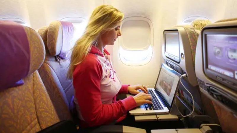 Hiện hầu hết các hãng hàng không đều tính phí khá đắt với dịch vụ wifi trên máy bay - Ảnh Getty Images