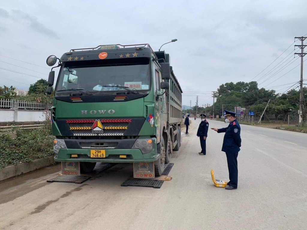 Lực lượng Thanh tra Sở Giao thông Vận tải Hà Nội kiểm tra trọng tải phương tiện giao thông. Ảnh: CTV/BNEWS/TTXVN